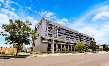 Fachada moderna de Burjeel Hospital Abu Dhabi, centro médico en EAU