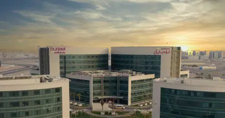 Edificio moderno de la clínica Burjeel Hospital Abu Dhabi al atardecer