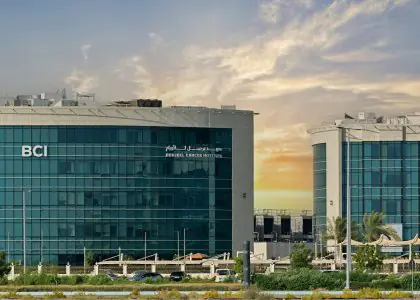 Fachada del Burjeel Cancer Institute, edificio moderno de clínica en Abu Dabi