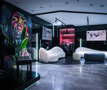 منطقة انتظار عصرية في Esvita Clinic Turkey مع فن معاصر وأثاث أنيق