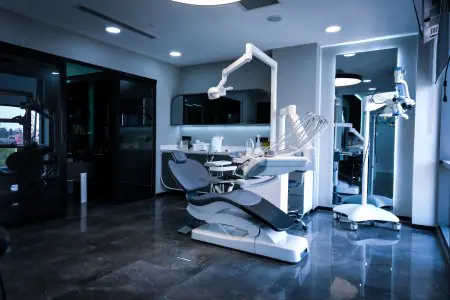 غرفة علاج أسنان حديثة في عيادة Esvita Clinic Turkey مزودة بأجهزة متطورة