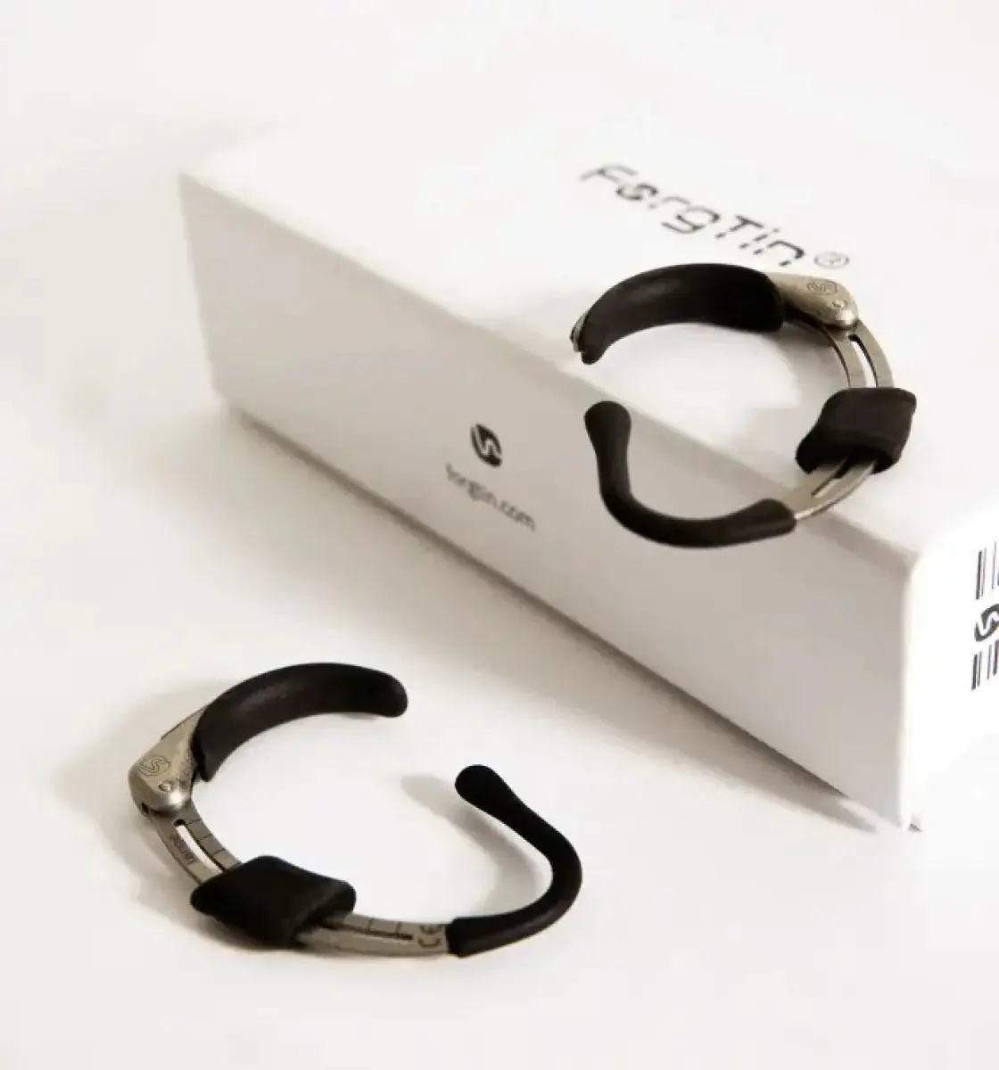 Medical finger splints on white box, orthopedic equipment at pansatori GmbH
