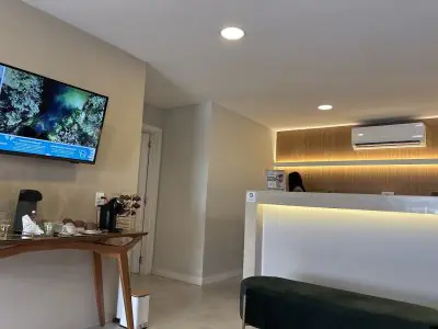 منطقة الاستقبال في Dream Smile Odontologia بديكور عصري ومحطة قهوة