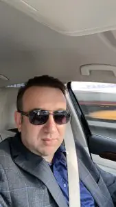 لا تظهر مرافق العيادة؛ الصورة لشخص داخل سيارة.