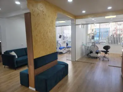 غرف علاج الأسنان الحديثة ومنطقة الانتظار في عيادة IBS لطب الأسنان