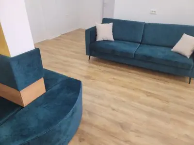 منطقة انتظار بأرائك زرقاء في عيادة IBS Dental Clinic