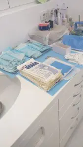 أدوات طب الأسنان المعقمة وقفازات جراحية في منطقة التحضير في عيادة IBS Dental Clinic