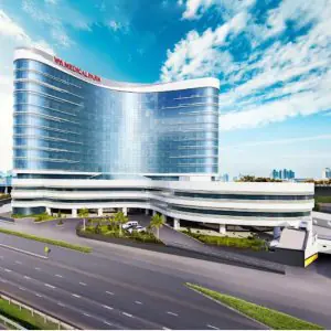 واجهة زجاجية حديثة لمستشفى Medical Park في اسطنبول، تركيا