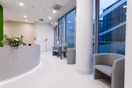 منطقة الاستقبال والانتظار في Medi Horizon Clinic، ديكور طبي حديث في وارسو