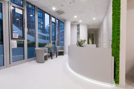 منطقة الاستقبال في Medi Horizon Clinic بتصميم حديث ومقاعد وجدار أخضر