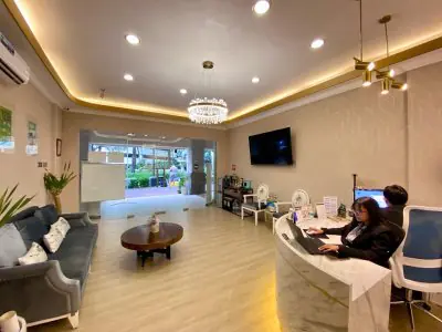Área de recepción en la clínica Istanbul Hair Indonesia con decoración moderna y asientos