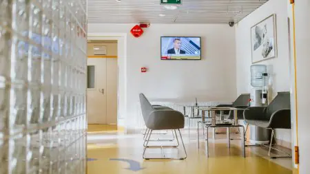 منطقة انتظار في Centrum Medyczne INTER-MED بكراسي حديثة وتلفزيون في بولندا