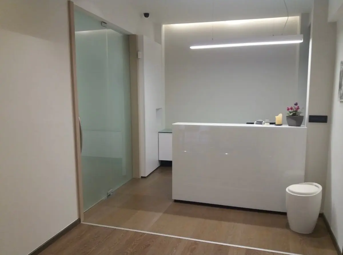 Recepción en la clínica de medicina deportiva Dr Andreas Papadopoulos, diseño minimalista moderno