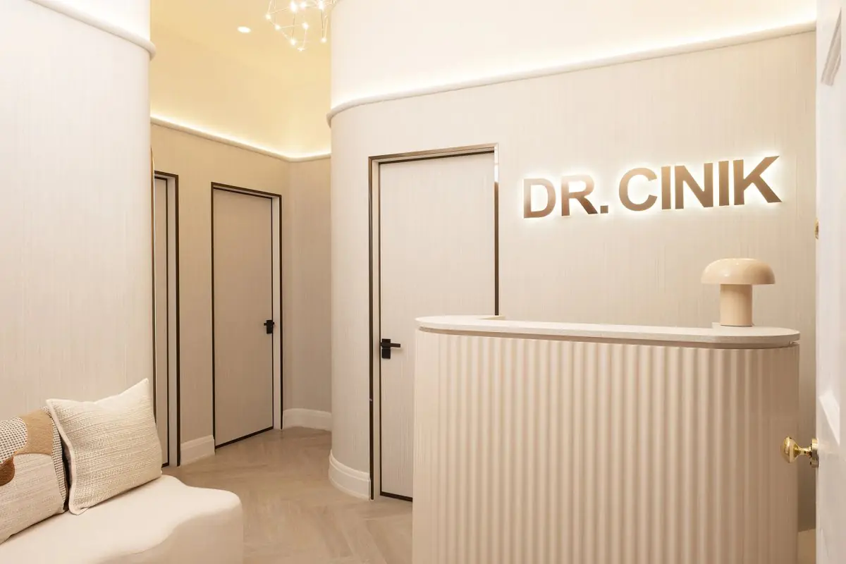منطقة استقبال في مستشفى Dr. Cinik Hair Hospital بتصميم عصري بسيط