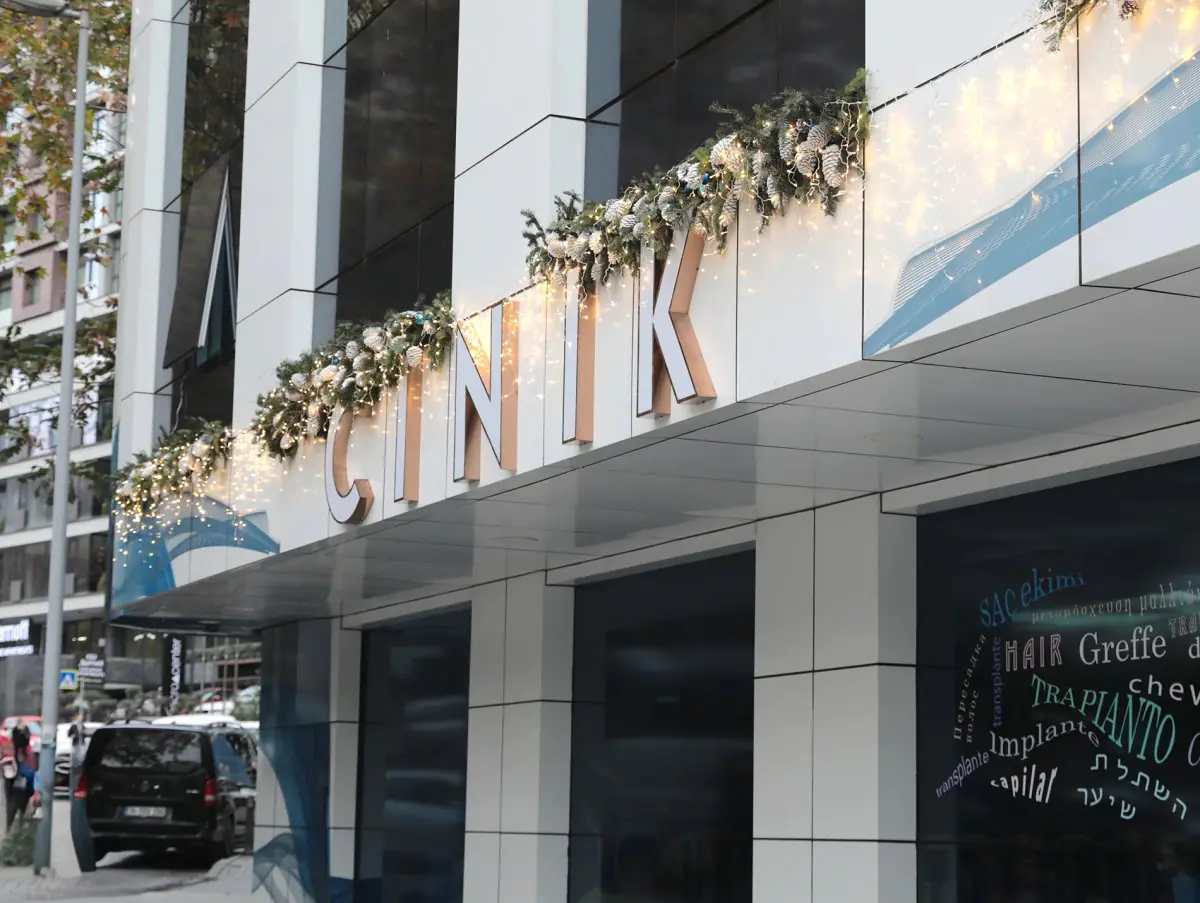 واجهة عيادة Dr. Cinik Hair Hospital في اسطنبول مع زينة احتفالية