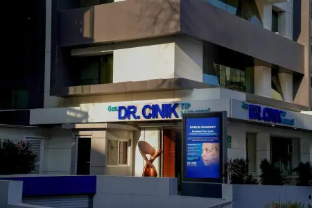 الواجهة الحديثة لمستشفى Dr. Cinik Hair Hospital في اسطنبول، تركيا