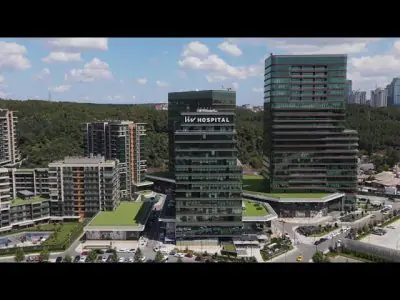 الواجهة الحديثة لمبنى Liv Hospital في اسطنبول، تركيا