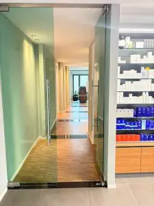 ممر حديث وعرض منتجات في عيادة MedHair، إسطنبول