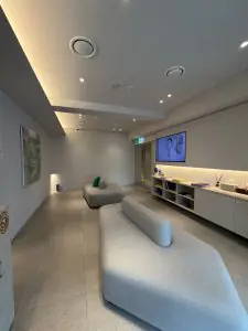 منطقة انتظار حديثة في عيادة Willbe Plastic Surgery بتصميم بسيط