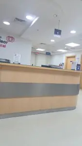 مكتب استقبال في مستشفى Medeor بديكور حديث ومنطقة تسجيل المرضى