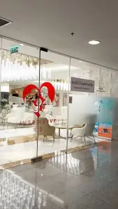 Recepción y sala de espera moderna en la clínica Inspire IVF, Bangkok