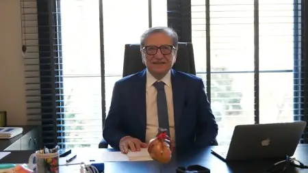 مكتب الطبيب في عيادة القلب Prof. Öztekin Oto مع مكتب طبي ونموذج قلب