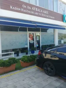 واجهة عيادة د. أيبالا أكيل، أخصائية صحة المرأة والتوليد في تركيا