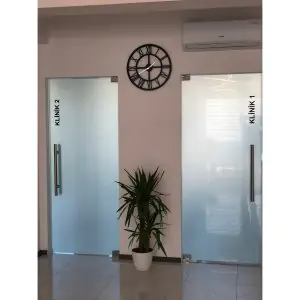 ممر حديث بأبواب زجاجية غير شفافة في عيادة Alanya Ortodonti Kliniği، تركيا