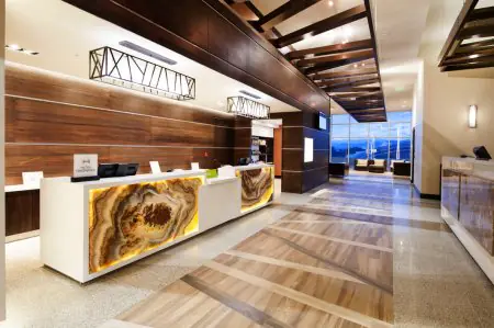 Área de recepción en ConfiDental Costa Rica con diseño moderno de madera y piedra