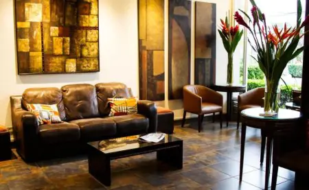 Sala de espera en ConfiDental Costa Rica con decoración moderna y asientos cómodos