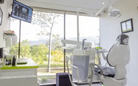 Sala de tratamiento dental con equipo moderno en ConfiDental Costa Rica