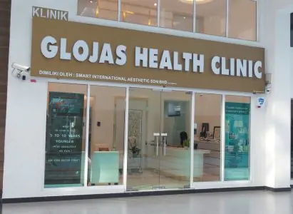 مدخل خارجي لعيادة GLOJAS Health Clinic بواجهة زجاجية حديثة
