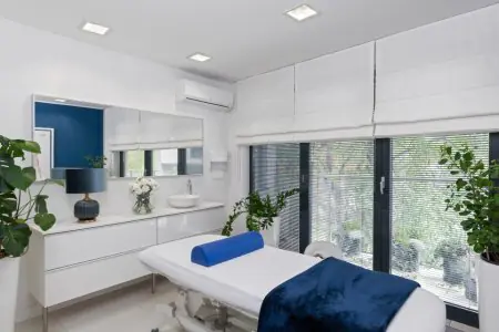 غرفة علاج في Longevity Center بسرير طبي حديث وديكور داخلي مشرق