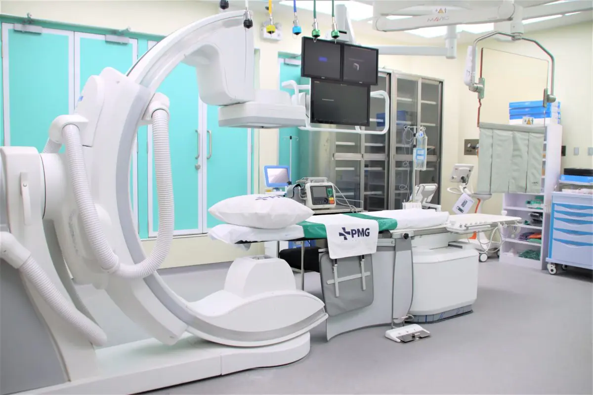 Bloc opératoire moderne avec équipements médicaux avancés à PMG Hospital