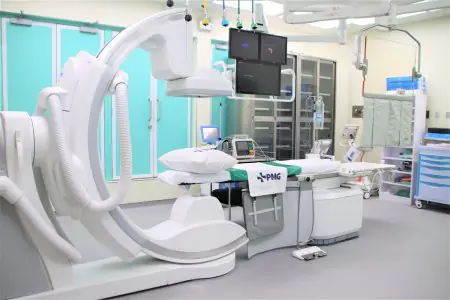 غرفة عمليات حديثة بمعدات طبية متقدمة في مستشفى PMG