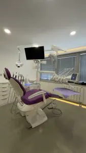 غرفة علاج أسنان حديثة بمعدات متطورة في عيادة Estexper