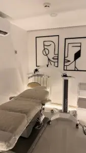 غرفة علاج تجميلي بجهاز Lutronic في عيادة Estexper