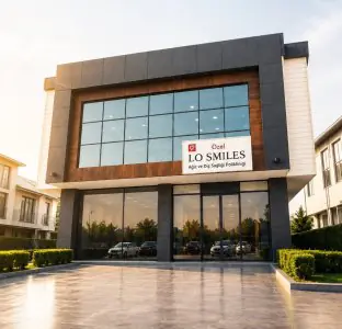 واجهة مبنى عيادة Lo Smiles UK Ltd الحديثة بنوافذ زجاجية كبيرة