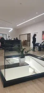 منطقة الاستقبال في San Marco Dental Albania بتصميم حديث ومقاعد للمرضى