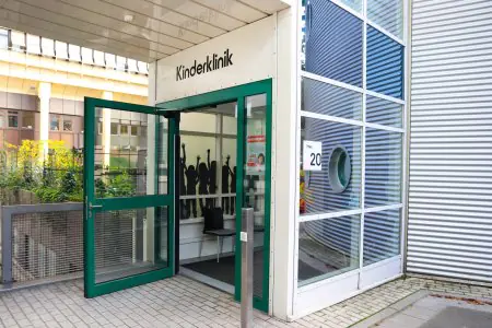 مدخل عيادة الأطفال في Westpfalz-Klinikum GmbH، كايزرسلاوترن، ألمانيا