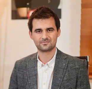 مكتب الطبيب في عيادة الأستاذ المشارك د. سردار أوزاتش مع طاقم محترف