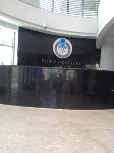 Mostrador de recepción en Town Hospital con interior negro moderno