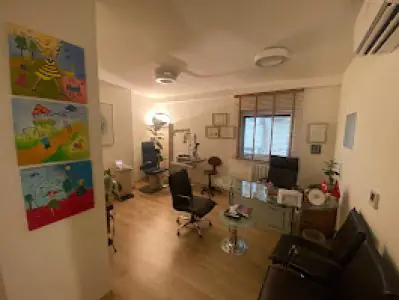 غرفة استشارة الطبيب في عيادة البروفيسور المشارك د. سردار أوزاتيش، إسطنبول