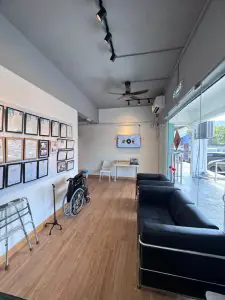 منطقة انتظار في عيادة Physio Bee مع شهادات وكرسي متحرك وأرائك حديثة