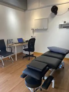 غرفة علاج طبيعي في عيادة Physio Bee مزودة بمعدات حديثة
