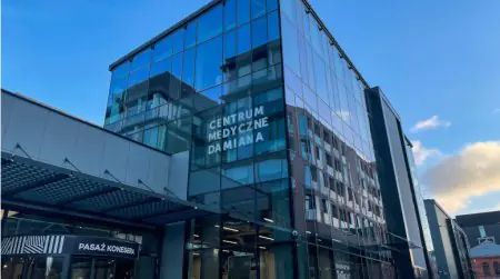 الواجهة الزجاجية الحديثة لمركز Centrum Medyczne Damiana الطبي في وارسو، بولندا