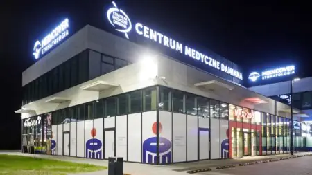 الواجهة الخارجية لمركز Centrum Medyczne Damiana الطبي في وارسو، منشأة طبية حديثة ليلاً