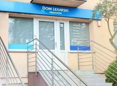 مدخل عيادة Dom Lekarski Medicover مع درج مناسب في بولندا