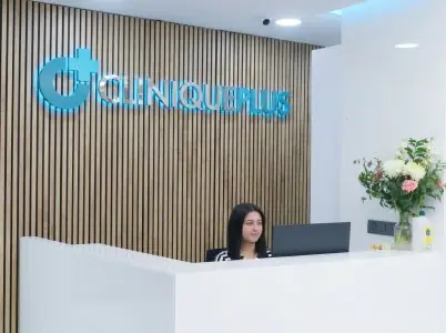 مكتب استقبال في عيادة CLINIQUEPLUS بديكور حديث وموظفين