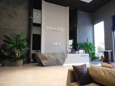 منطقة الاستقبال في عيادة Good Look Aesthetics بديكور حديث ونباتات داخلية